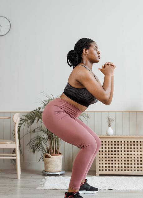 Imagen - Mujer realizando una sentadilla/PEXELS