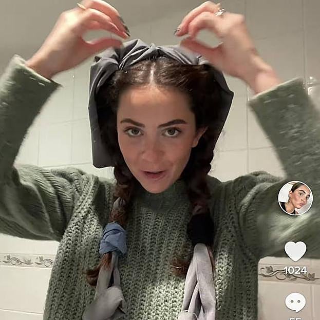 La tiktoker Ale Seguras siguiendo el truco viral para ondularse el pelo con unos leggins. 