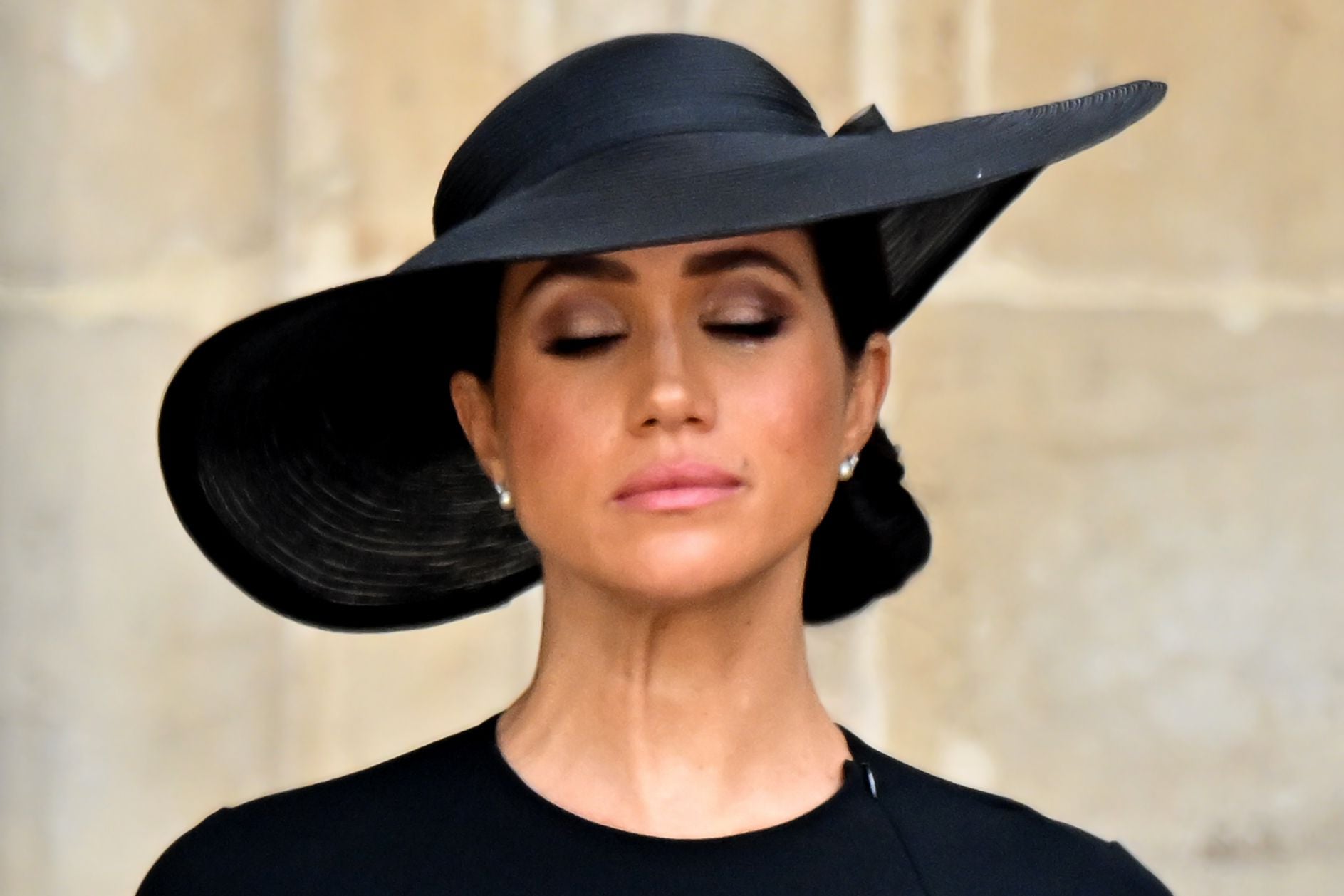 Megahn Markle, de negro, llora en el funeral de la reina Isabel II.