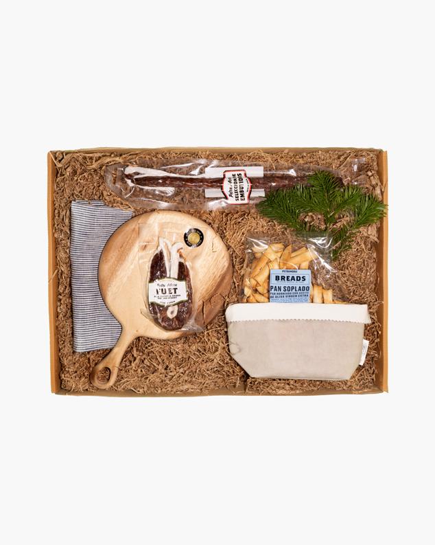 Cecina de Wagyu, anguila ahumada, berberechos con kombu de azúcar, huevas de erizo de mar o queso azul noruego Kraftar son algunos de los productos que podemos encontrar en Petramora, una tienda online que tiene de todo para hacer regalos inolvidables o para hacer de tus cenas y comidas de Navidad un banquete de altura. Vino, patés, panettones, quesos y conservas, busques lo que busques lo puedes encontrar en esta web en la que los envíos son gratuitos a partir de 30 euros y te ofrecen un 10% de descuento en tu primera compra. Y si no lo tienes claro, tienen packs de regalo elaborados con mucho cariño, para que tu regalo sea un acierto sin que tengas que romperte la cabeza. 