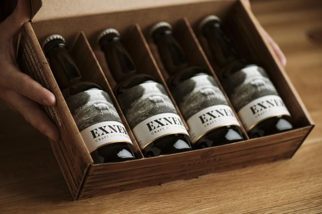 Esta sidra artesana elaborada con mosto 100% natural de variedades ácidas de manzanas de la Finca Gallinal, en Asturias, es un regalo perfecto para todos aquellos que buscan una alternativa refrescante a la cerveza. Ligera en boca, con el equilibrio propio del dulce y el ácido de la manzana, es ideal para beber en copa o en cóctel gracias a su carácter semiseco.  Cómpralo aquí