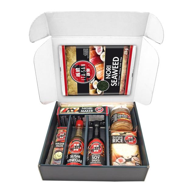 Si lo que buscas es hacer las delicias de los amantes de la gastronomía japonesa con este pack les sorprenderás y les invitarás a elaborar, y compartir, su propio sushi. Hojas de alga nori, estera de bambú, sushi de arroz de grano corto, vinagre de sushi, pasta de wasabi, soja y jengibre y un nigiri maker son los artículos que incluye este estuche con el que acertarás seguro.  Cómpralo aquí