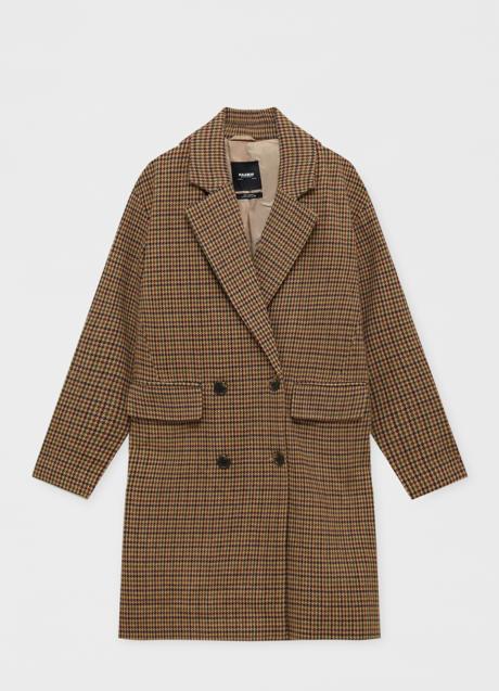 Imagen - Abrigo con estampado de cuadros de Pull&Bear. Foto: Pull&Bear.