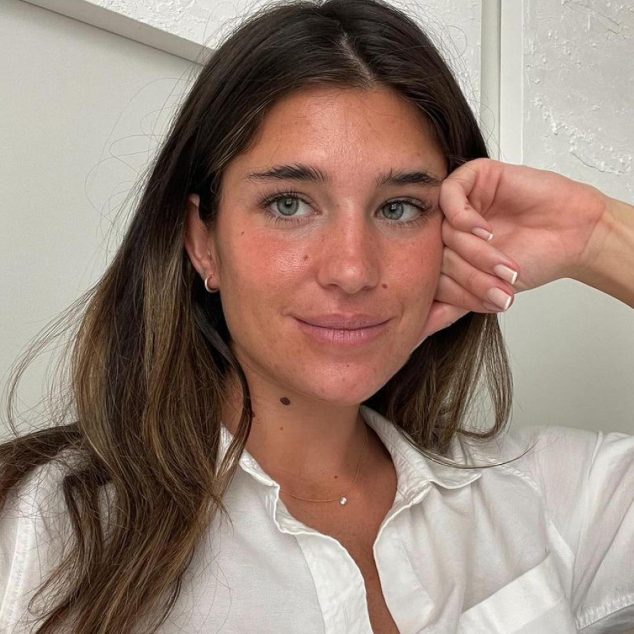 Influencer con rostro lavado y libre de brillos.