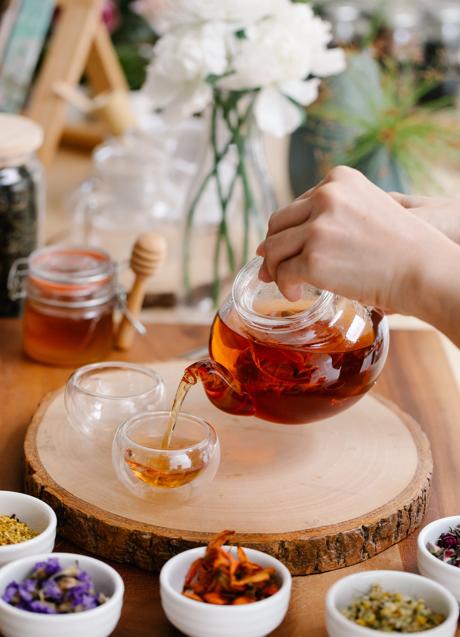 Imagen - Taza de té con infusiones/PEXELS