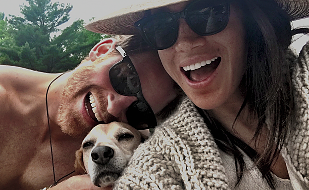 Harry y Meghan con su mascota. 