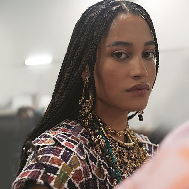 Sombra de ojos dorada: la lección beauty de Chanel en la pasarela para llevar un maquillaje de fiesta natural