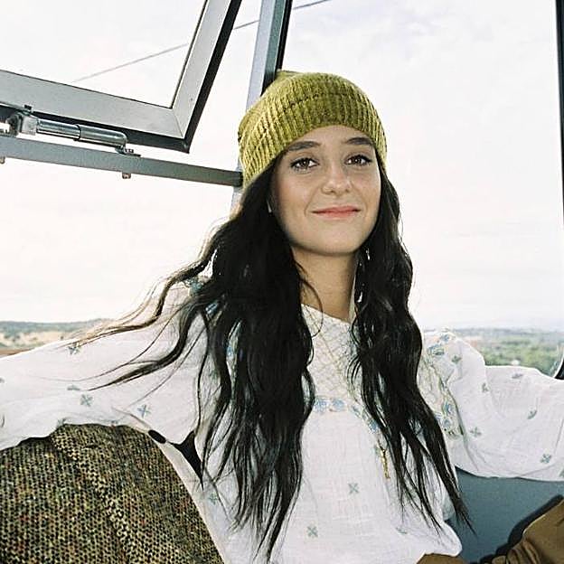 Victoria Federica confirma que la gabardina Matrix es la prenda estrella del invierno