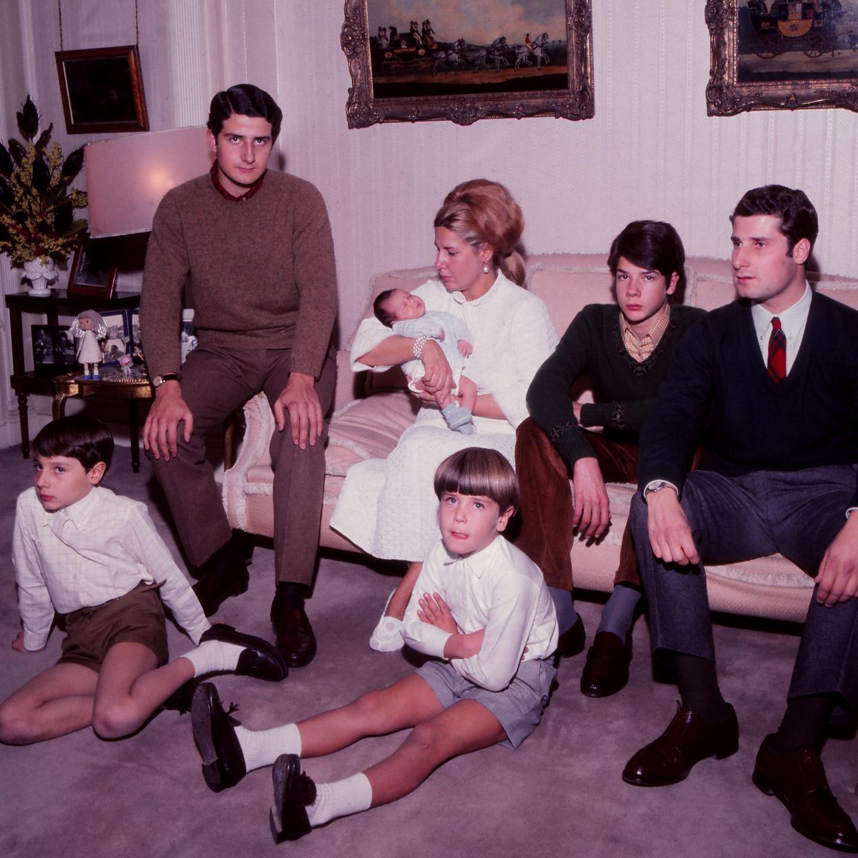 La duquesa Cayetana con la familia Alba casi al completo: solo falta Luis Martínez de Irujo. De izquierda a derecha: Fernando, en el suelo; Alfonso, en el brazo del sofá; Eugenia, en los brazos de su madre; Cayetano, con los brazos cruzados; Jacobo, detrás mirando a cámara y Carlos, con corbata. 