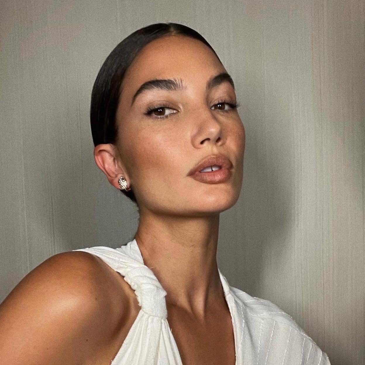 Presume de los contornos definidos de Lily Aldridge con estas cremas antiglicación