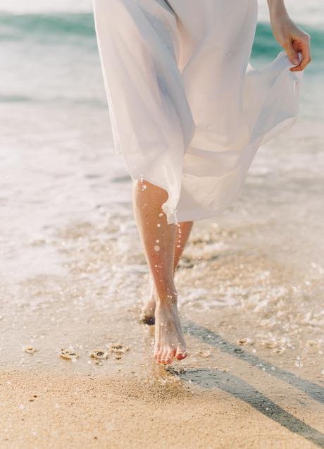 Imagen - Mujer paseando por la playa/PEXELS