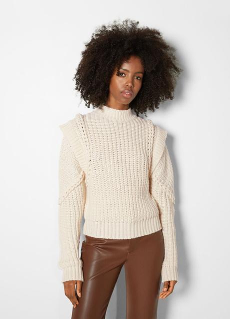 Imagen - jersey trenzado con detalle en los hombros en color crema de Bershka. Foto: Bershka.