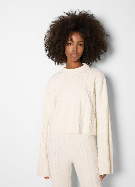 Imagen - Jersey trenzado en color blanco de Bershka. Foto: Bershka.