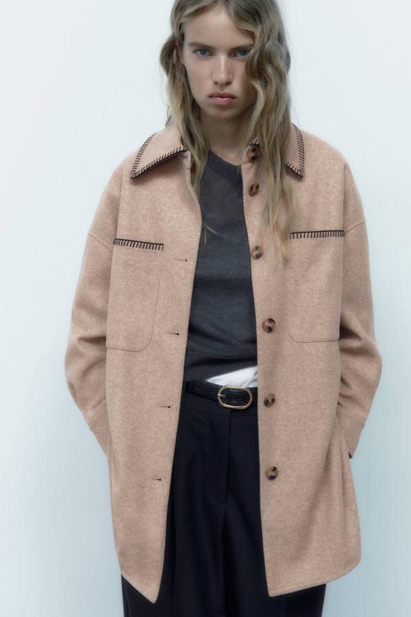 Sobrecamisa oversize en tejido suave y cálido, con detalles de pespuntes, cuello solapa, manga larga y bolsillos, en color arena. Puedes encontrarla a 39,95 euros.