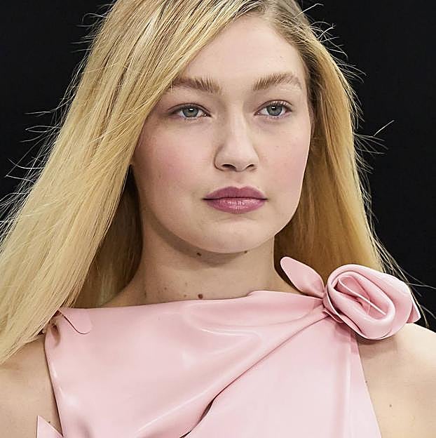 Imagen principal - Looks de pasarela de Coperni y de Eudon Choi y 24-HR Brow Setter de BENEFIT(30,99 €).