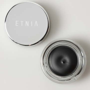 Imagen secundaria 1 - Look beauty de pasarela de Roksanda. Delineador Master Gel de ETNIA COSMETICS (14,20 €) y They're Real Xtreme Precision Liner de BENEFIT (27,99 €).