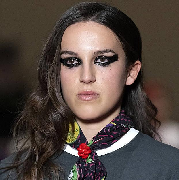 Imagen principal - Look de pasarela de Cormio. Sombra Colorful de SEPHORA COLLECTION, en tono 304 Black Lace (6,99 €). Máscara Le 8 Hypnôse de LANCÔME (43 €).