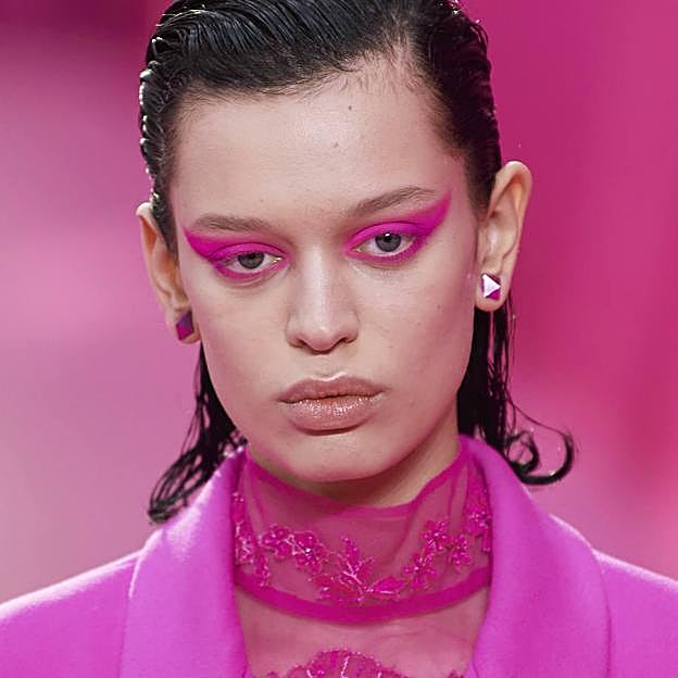 Imagen principal - Look de pasarela de JW Anderson. Paleta de sombras Stargaze de NARS, de la colección de edición limitada de Navidad (59 €). Lápiz waterproof Kohl Kajal de CATRICE (2,29 €).