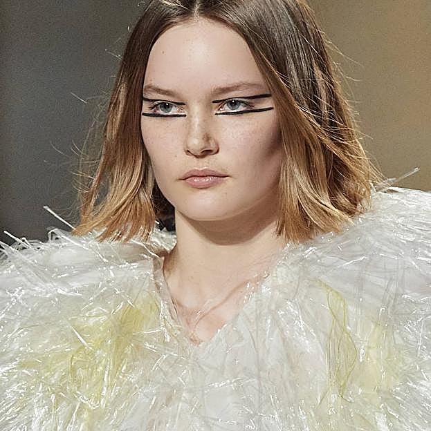 Imagen principal - Look beauty de pasarela de Roksanda. Delineador Master Gel de ETNIA COSMETICS (14,20 €) y They're Real Xtreme Precision Liner de BENEFIT (27,99 €).