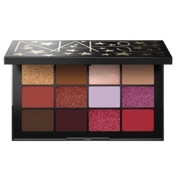 Imagen secundaria 1 - Look de pasarela de JW Anderson. Paleta de sombras Stargaze de NARS, de la colección de edición limitada de Navidad (59 €). Lápiz waterproof Kohl Kajal de CATRICE (2,29 €).