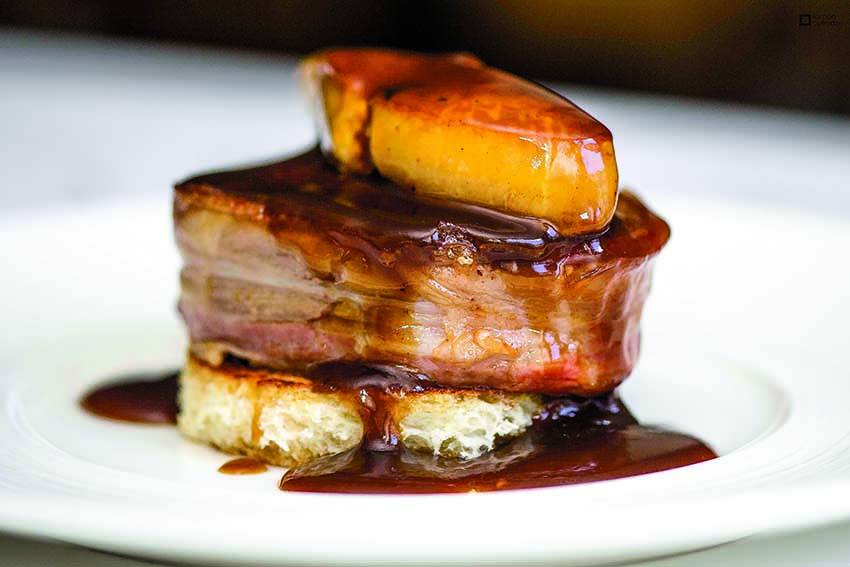 El taco de cochinillo con manzana especiada es uno de los exclusivos platos festivos del siempre estimulante Las Caldas Villa Termal by Blau Hotels, en Asturias.