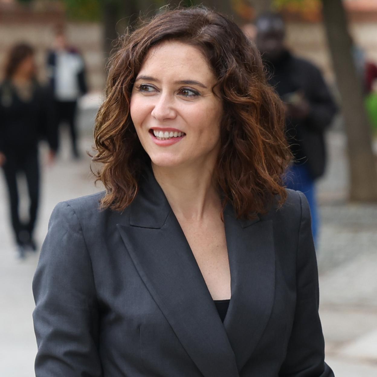 Isabel Díaz Ayuso con un look con blazer.