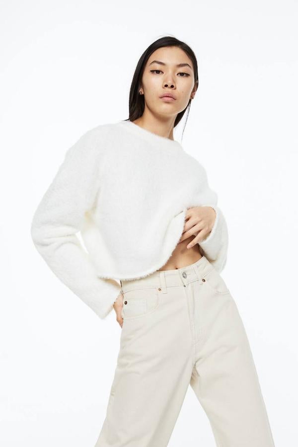 Jersey en tejido de punto soft efecto pelo con manga larga, corte cuadrado y cuello redondo, color blanco, de H&M. Cómpralo por 29,99 euros.
