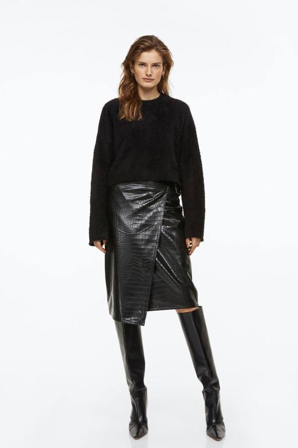 Jersey en tejido de punto efecto pelo con silueta relajada, cuello redondo, manga larga y corte ligeramente cropped, de H&M. Cuesta 29,99 euros.