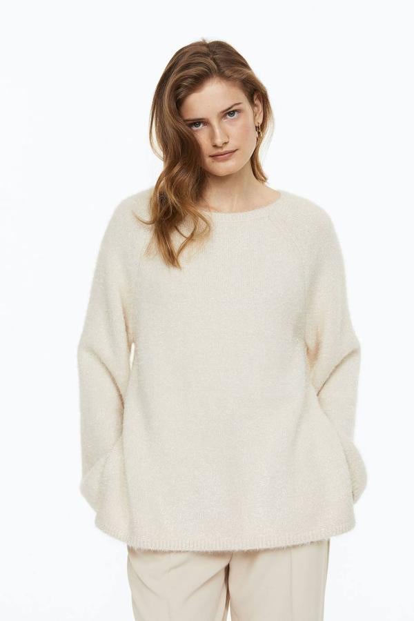 Jersey oversize en tejido de punto efecto pelo con manga larga y cuello redondo amplio, en tono crema, de H&M. Su precio es de 39,99 euros.
