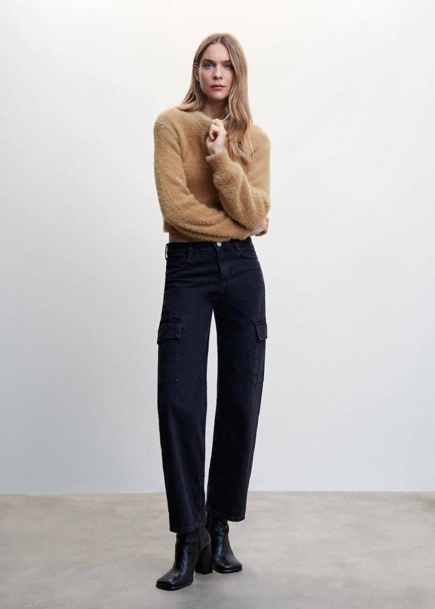 Jersey en tejido de punto efecto pelo con diseño cropped, mangas largas y cuello amplio, en camel, de Mango. Hazte con él por 25,99 euros.