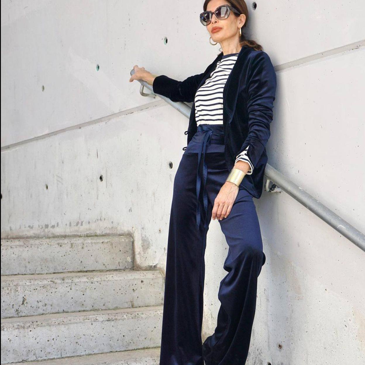 La influencer lleva un look con pantalones de terciopelo