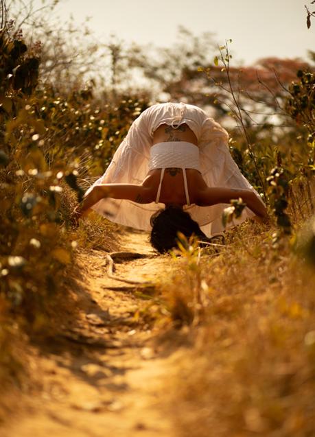 Imagen - Mujer realizando postura de yoga/PEXELS