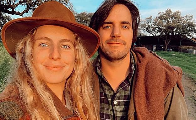 Una de las mejores amigas de Tamara Falcó, Luisa Bergel, posa con Hugo Arévalo en marzo de 2021. 