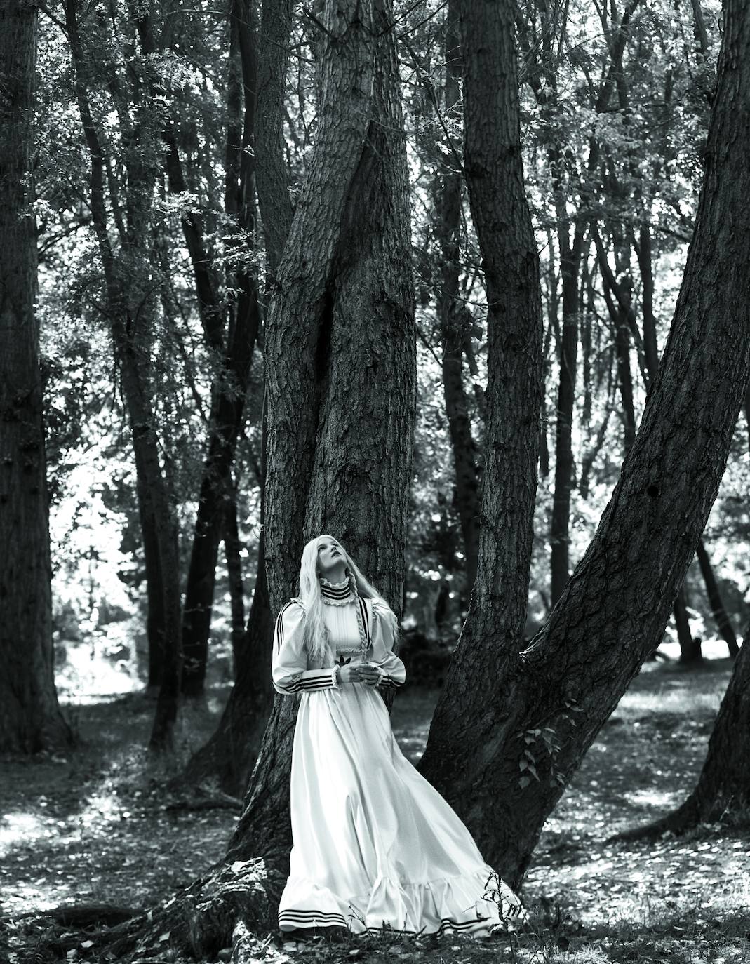 Vestido de Adidas x Gucci, anillo con perla de Givenchy y anillo en plata de Alexander McQueen.