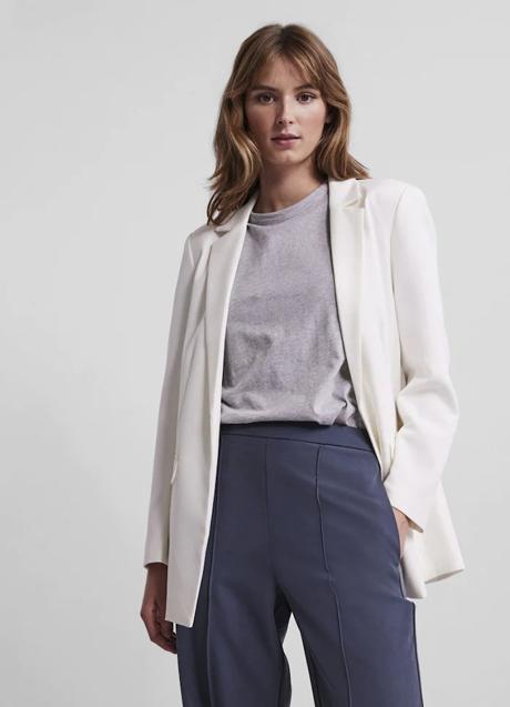 Imagen - Blazer de color blanco de Pieces. Foto: Pieces.