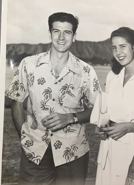 Imagen - Luis Martínez de Irujo, guapísimo con una camisa a la moda de los años 50. Cayetana, radiante, vestida de blanco a su lado. (Foto: @EUGENIAMARTINEZDEIRUJO).