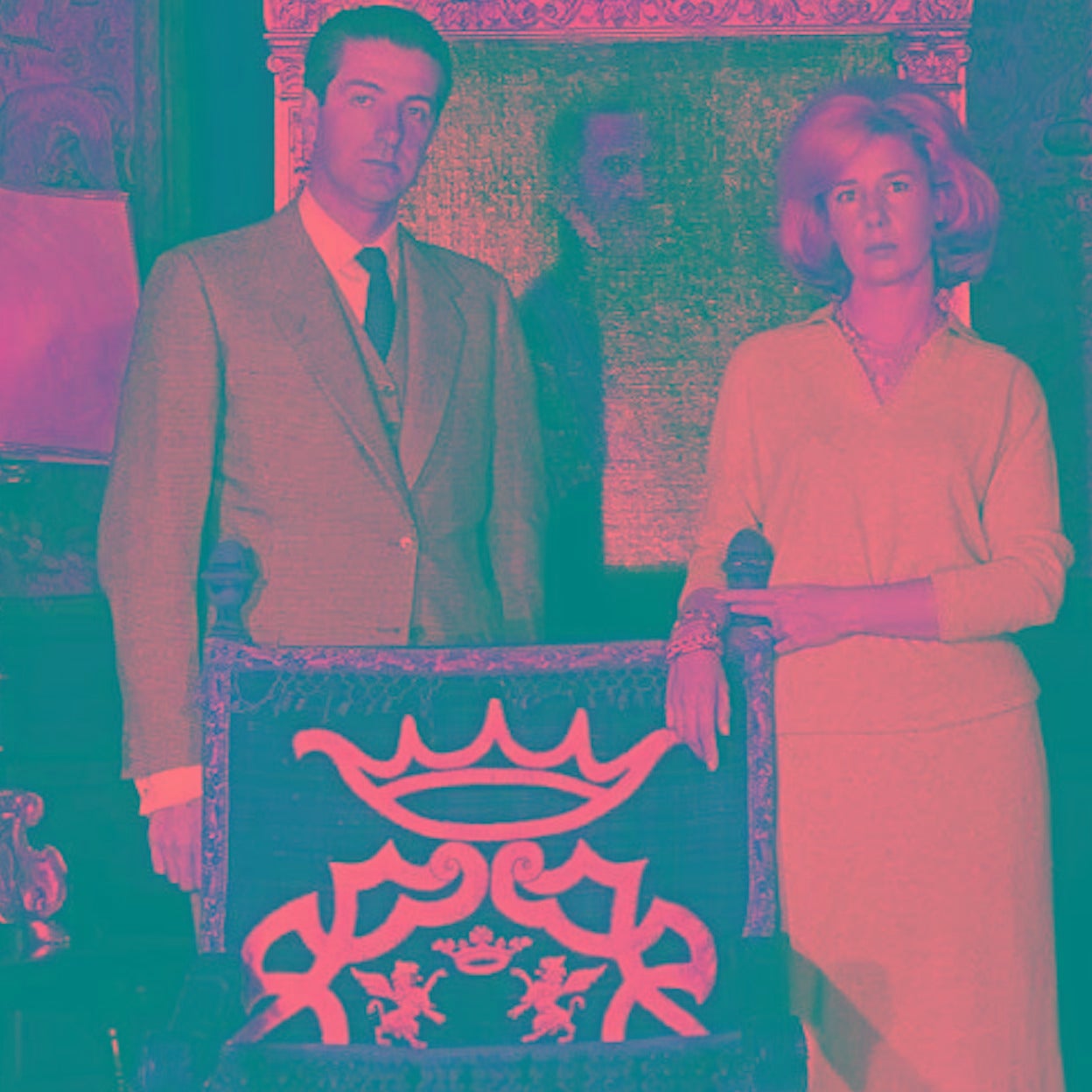 Los duques de Alba, Luis Martínez de Irujo y Cayetana Fitz-James Stuart, frente al el retrato del III Duque De Alba, Fernando Álvarez de Toledo y Pimentel, obra de Tiziano. 