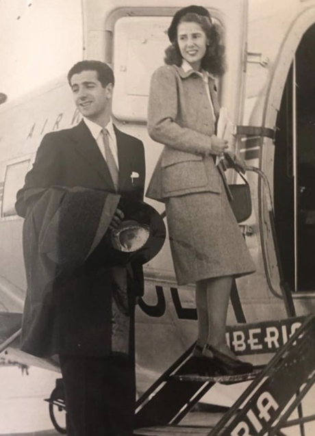 Imagen - Luis Martínez de Irjo y Cayetana Fitz-James Stuart, los recién casados duques de Montoro (aún no había fallecido el duque Jacobo), suben a un avión. (Foto: @EUGENIAMARTINEZDEIRUJO)