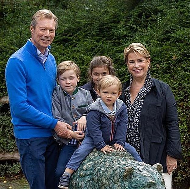 El Gran Duque Enrique y la Gran Duquesa María Teresa con sus nietos. 