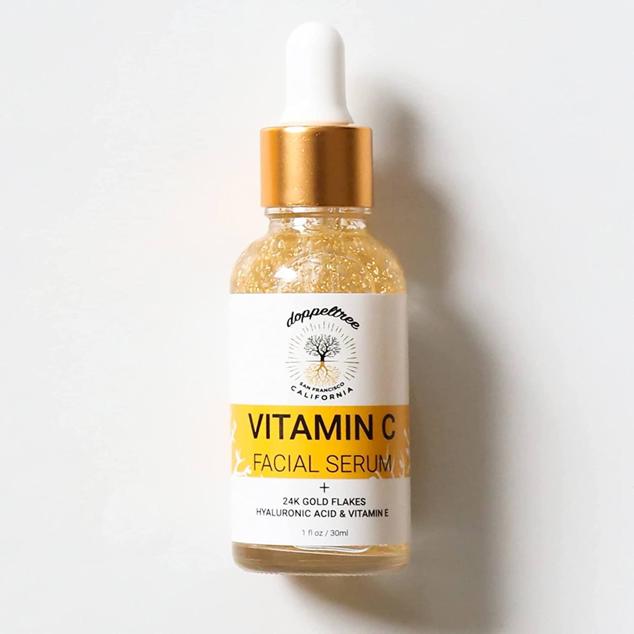 Vitamin C Facial Serum de Doppeltree deja la piel más uniforme, radiante y vital posible gracias a la mezcla de vitamina C con las escamas de oro de 24 quilates que se absorben rápidamente para que la tez se vea resplandeciente. Mientras, la vitamina E protege, hidrata y reduce las arrugas, junto al ácido hialurónico efecto relleno. Y, la raíz de ginseng energiza la piel, al tiempo que el aceite de jojoba suaviza e ilumina. Cómpralo aquí