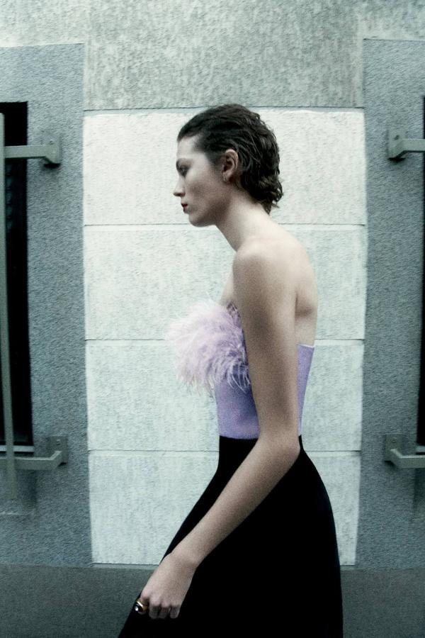 Top corsetero en tejido satinado con hombros al descubierto y detalle de plumas a tono, color lila, de Zara. Cuesta 39,95 euros.