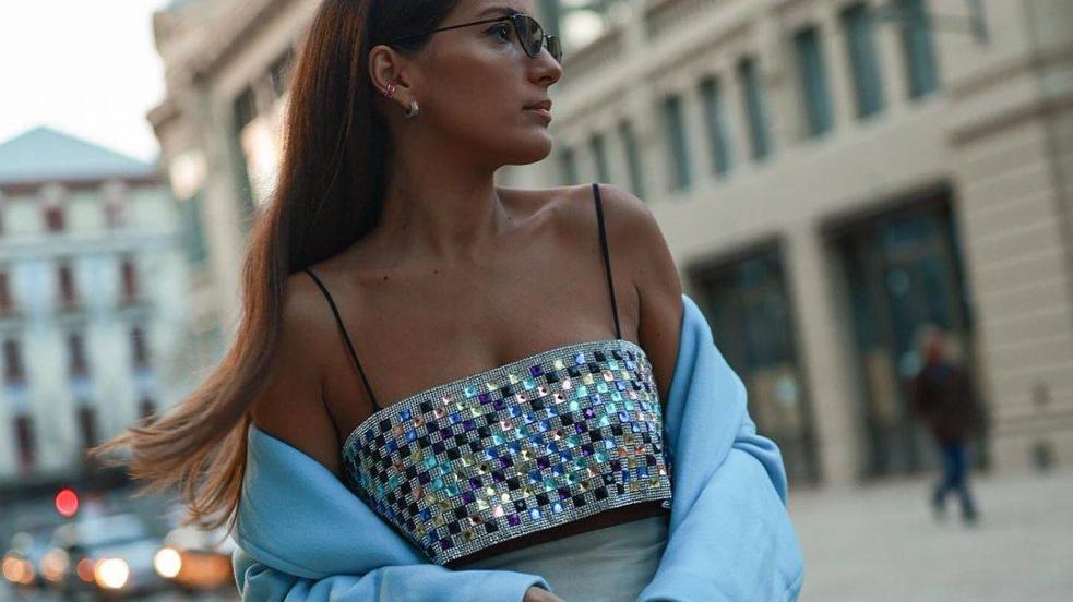 La influencer lleva un top con pedrería de Zara