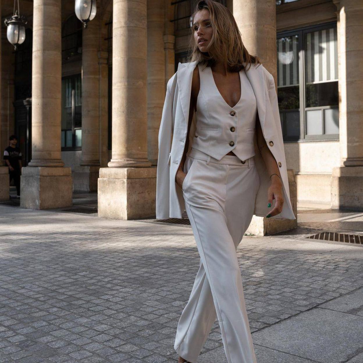 La influencer lleva un traje de tres piezas super sofisticado