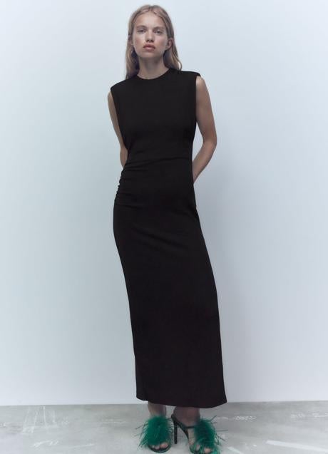 Imagen - Vestido drapeado en negro de Zara. Foto: Zara.