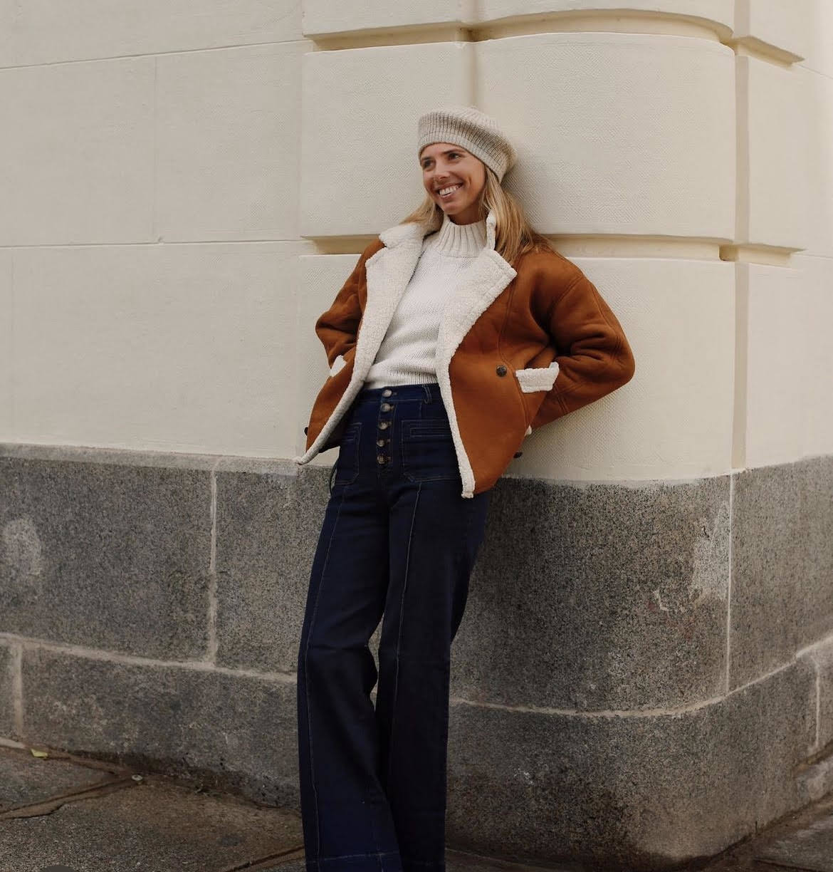 La influencer Lucía Bárcena, que cuenta con más de 417.000 seguidores en su perfil de Instagram, ha elegido una boina con detalles de brillo teñida en uno de los colores en tendencia: el arena. Un favorecedor accesorio de la firma española Polín Et Moi. 