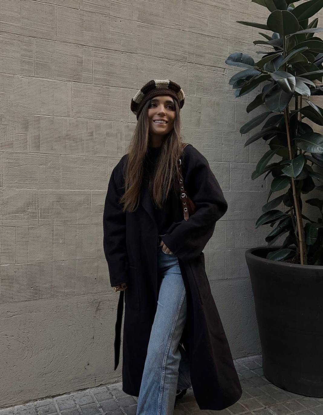 Hasta ahora, las boinas de las referentes de estilo que hemos analizado estaban elaboradas de lana. Una regla que Inés Arroyo rompe con su complemento confeccionado en ganchillo. La pieza que ha elegido la diseñadora madrileña para elevar su look combina el marrón con el beige. Unos colores que triunfan cada otoño.