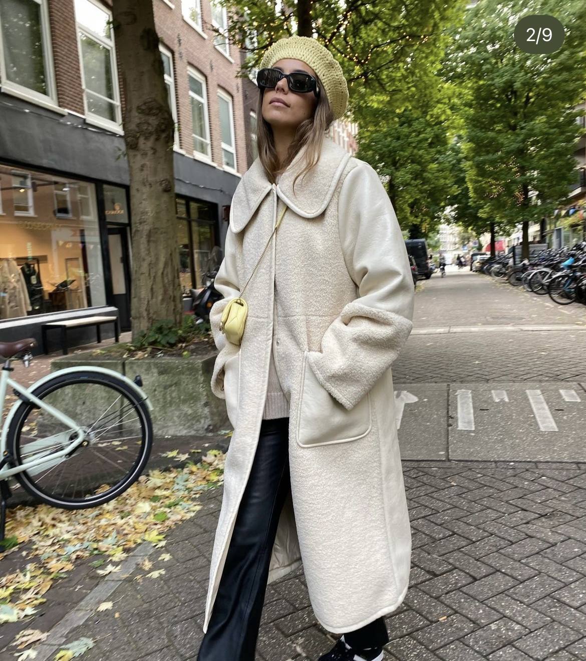 A pesar de que los colores intensos siguen triunfando este otoño, siempre podemos hacer un hueco a los tonos empolvados. ¡Apostarás y acertarás! Un caso que se ajusta a la perfecciónal al de la influencer Julieta Padrós. La joven barcelonesa, que cuenta con más 148.000 seguidores en su perfil de Instagram, ha elegido una boina amarilla de punto, a juego con su bolso.