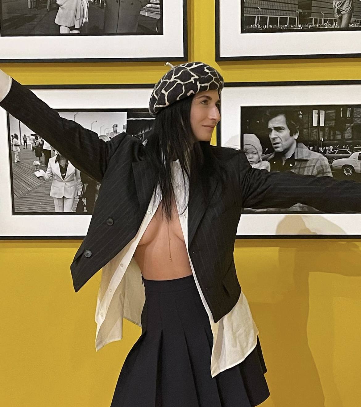 Valentina Siragusa integra esta guía por partida doble. Después de fascinarnos con la boina efecto piel, la 'it girl' italiana se ha atrevido con un original diseño de 'animal print'. Con este modelo, marcarás la diferencia. ¡Te lo aseguramos!