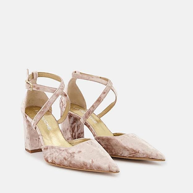 Zapatos de tacón de terciopelo de Latouche (120 euros).