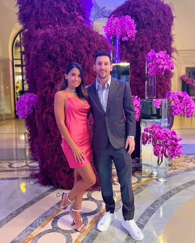 Otro buen ejemplo de ello es este diseño lencero en color rosa fucsia que combinó con sandalias de tacón joya.